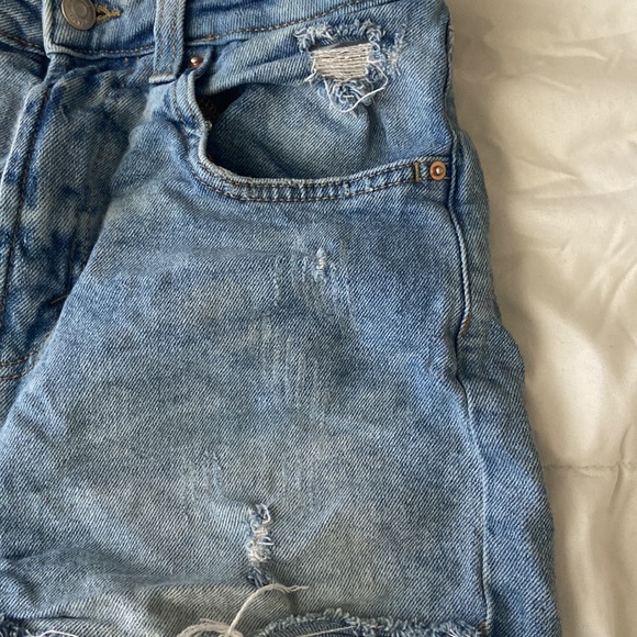 A size 2 light washed Jean shorts. - Picture 4 of 5